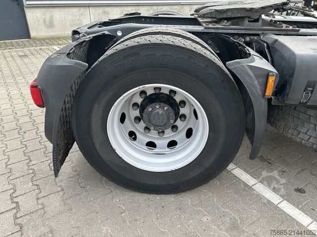 Standard tractor DAF CF 330 FT Sleeper Cab / 645 dkm / NL Truck