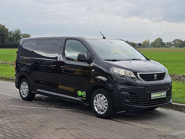 High-roof van PEUGEOT E-EXPERT L2 50kWh Trekhaak!