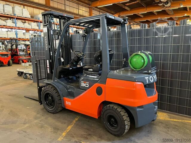 Treibgasstapler Toyota 02-8FGJF35 // Triplex // 1 Std. // Seitenschieber