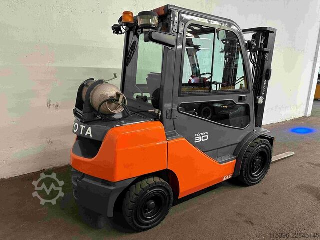 LPG Forklifts Toyota 02-8FGF30