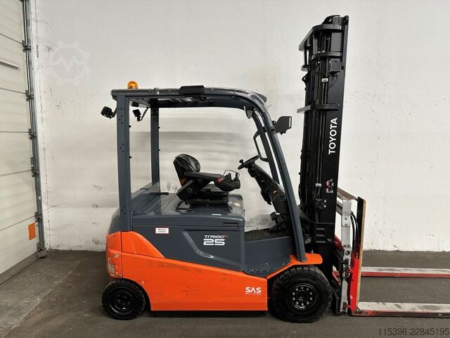 Electric 4-wheel forklift Toyota 8FBMT25
