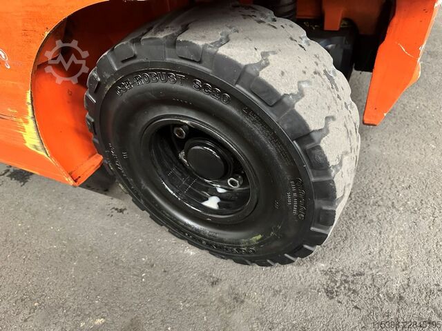 Electric 4-wheel forklift Toyota 8FBMT25