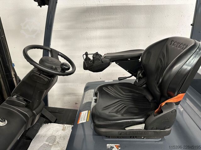 Electric 4-wheel forklift Toyota 8FBMT25