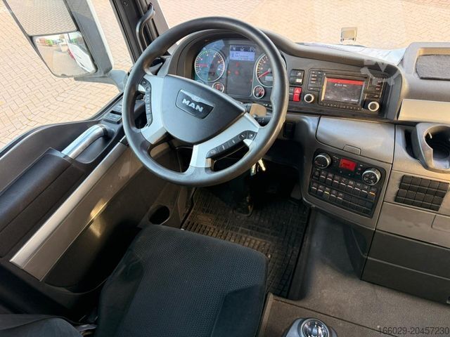 Standard tractor unit MAN TGX 26.440 6x2 mit HMF 3000-K5 Kran Top Zustand