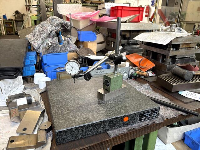 Granite surface plate including height gauge Granite Measuring Plate with Dial Gauge