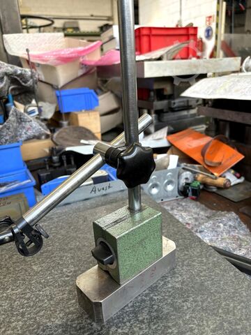 Granite surface plate including height gauge Granite Measuring Plate with Dial Gauge