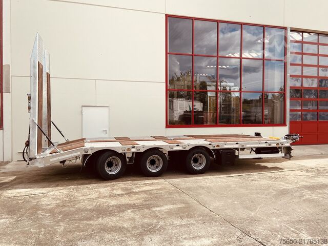 Low loader trailer Möslein TT 31  31 t GG Tridem- Tieflader 3 Achs, gelenktNeufahrzeug