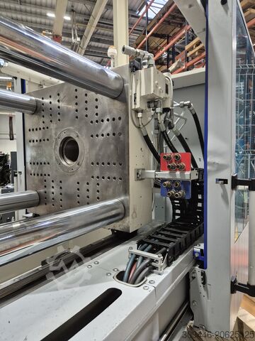 Injection molding machine Krauss Maffei KM 130/750 CX + Robot