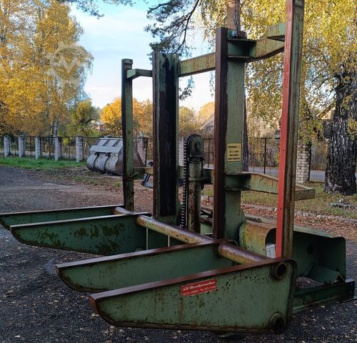 Board pack tilt hoist