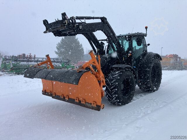 Valtra N175 mit Frontlader und Winterdienstausstattung Valtra N175 mit Frontlader und Winterdienstauss