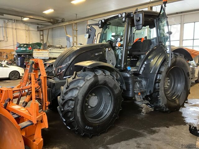Valtra N175 mit Frontlader und Winterdienstausstattung Valtra N175 mit Frontlader und Winterdienstauss