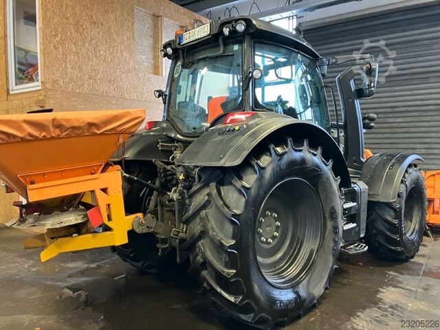 Valtra N175 mit Frontlader und Winterdienstausstattung Valtra N175 mit Frontlader und Winterdienstauss