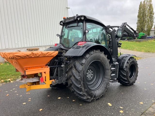 Valtra N175 mit Frontlader und Winterdienstausstattung Valtra N175 mit Frontlader und Winterdienstauss
