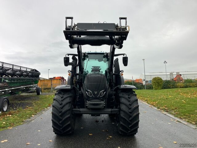 Valtra N175 mit Frontlader und Winterdienstausstattung Valtra N175 mit Frontlader und Winterdienstauss