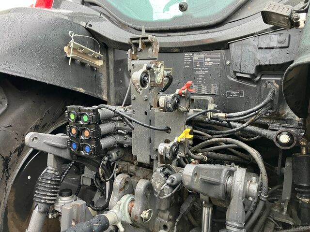 Valtra N175 mit Frontlader und Winterdienstausstattung Valtra N175 mit Frontlader und Winterdienstauss