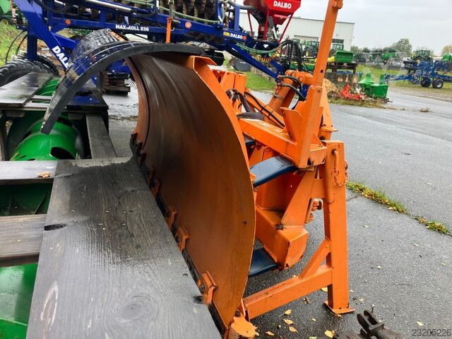 Valtra N175 mit Frontlader und Winterdienstausstattung Valtra N175 mit Frontlader und Winterdienstauss