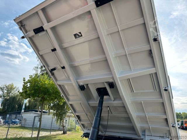 Kipper LKW IVECO X -WAY AD 200 4x2 Kran 19m FUNK Meiller Kipper