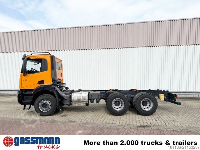 Roll-off tipper truck Iveco X-Way AD300X42Z 6x4, Motorabtrieb