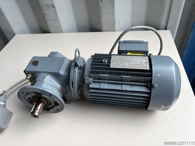  SEW-Eurodrive SF32 DT80K4 Getriebemotor 0,55 kW 77 U/min 230/400 V 3-Phasen SEW-Eurodrive SF32 DT80K4 Getriebemotor 0,55 kW 77 U/min 230/400 V 3-Phasen