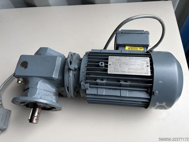  SEW-Eurodrive SF32 DT80K4 Getriebemotor 0,55 kW 77 U/min 230/400 V 3-Phasen SEW-Eurodrive SF32 DT80K4 Getriebemotor 0,55 kW 77 U/min 230/400 V 3-Phasen