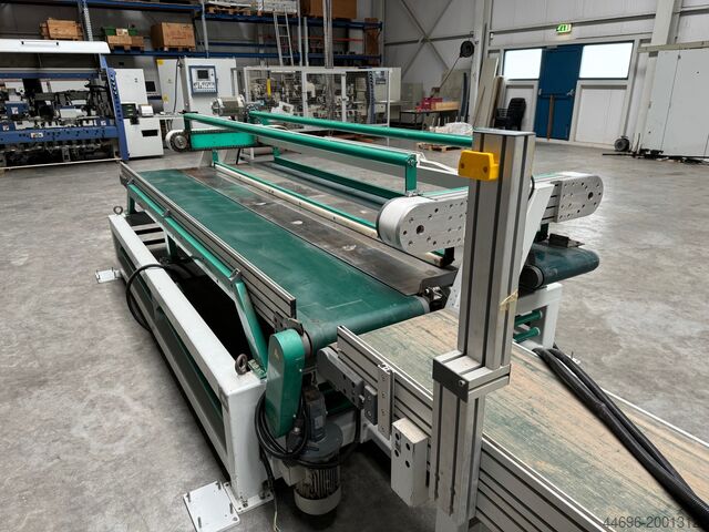Outlet conveyor system behind Weinig RGB TMC-3500
