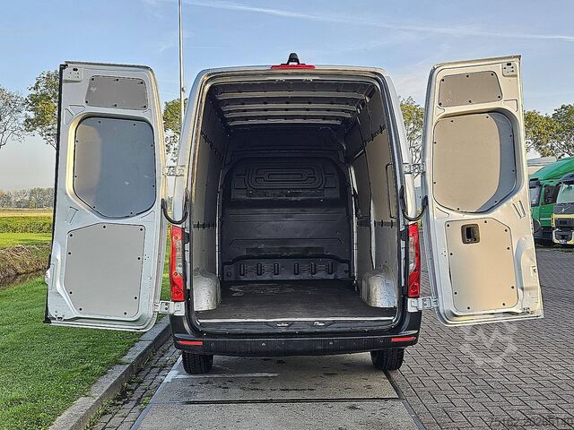 High-roof van MERCEDES-BENZ SPRINTER 315 L2H2 RWD Mbux Autom!