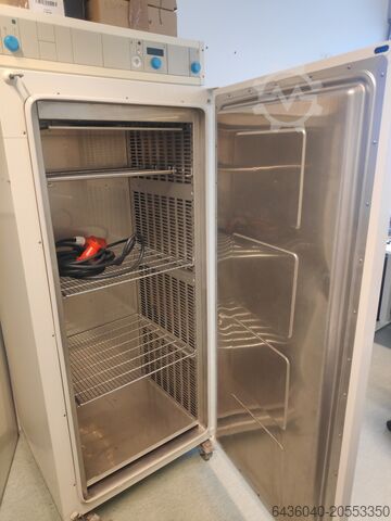 Heated cabinet Heraeus UT6420