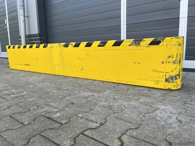 Crash protection guardrail Crash protection Gesamtlänge: 2.700 mm / Lichte Weite: 2.505 mm / Höhe: 410 mm / gelb/schwarz