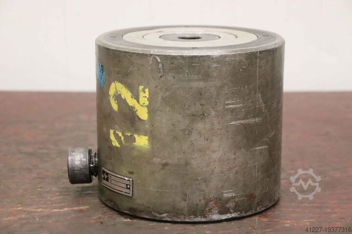 Short-stroke heavy-duty cylinder 20 t Lukas FH HP20/T180