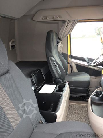 Standard tractor unit DAF XG+ 530 Skylight/Intarder/Hydr./PTO/Alcoa/257tkm