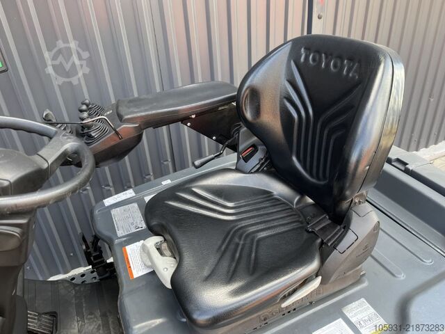 Electric 3-wheel forklift Toyota 8FBET18