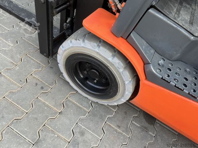 Electric 3-wheel forklift Toyota 8FBET18