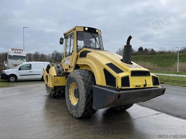 Single drum roller Bomag BW213DH-4