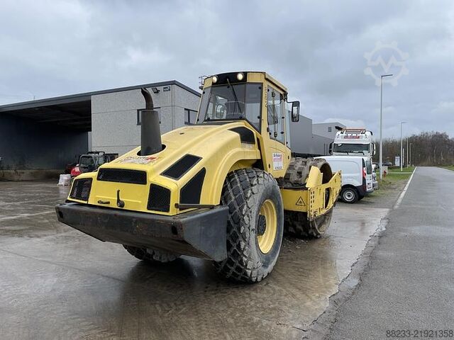 Single drum roller Bomag BW213DH-4
