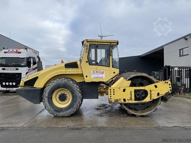 Single drum roller Bomag BW213DH-4
