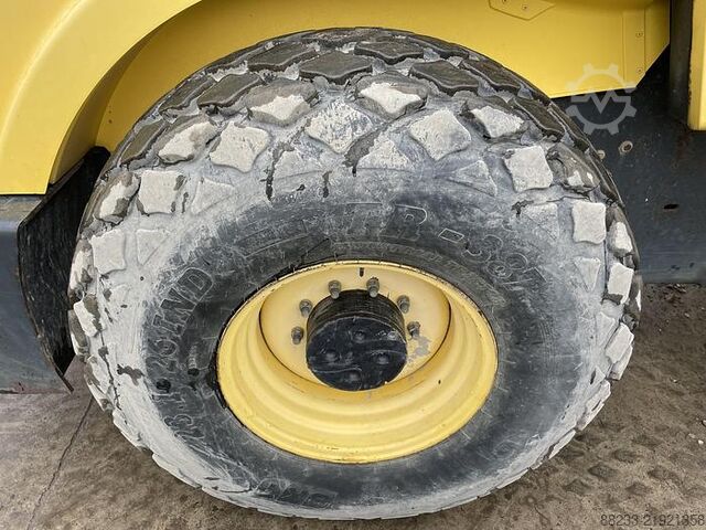 Single drum roller Bomag BW213DH-4
