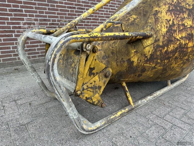 Beton kubel - Gebruikt  Beton kubel - Gebruikt