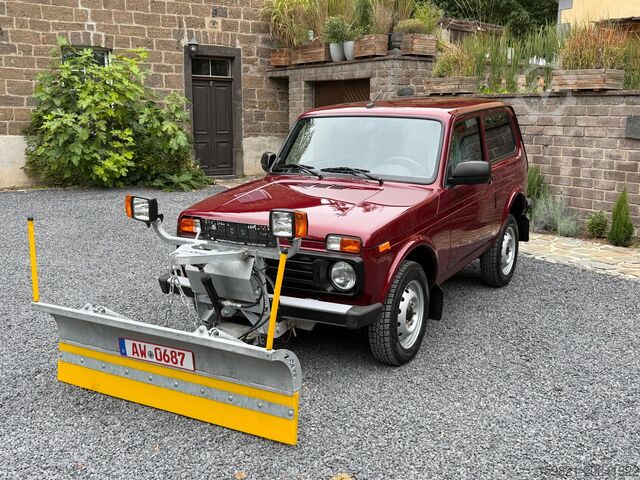 Kehrmaschine Lada Niva 1.7 Schneeschild Winterdienst