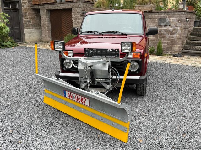 Kehrmaschine Lada Niva 1.7 Schneeschild Winterdienst