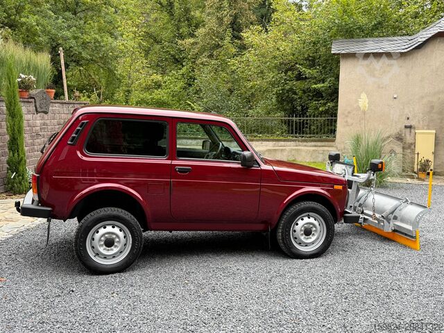 Kehrmaschine Lada Niva 1.7 Schneeschild Winterdienst