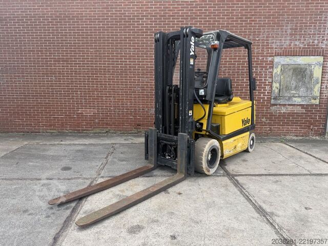 Electric 4-wheel forklift Yale ERP30ALF E2145