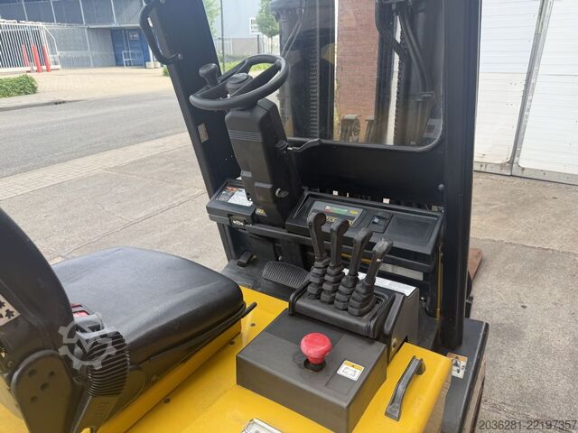 Electric 4-wheel forklift Yale ERP30ALF E2145
