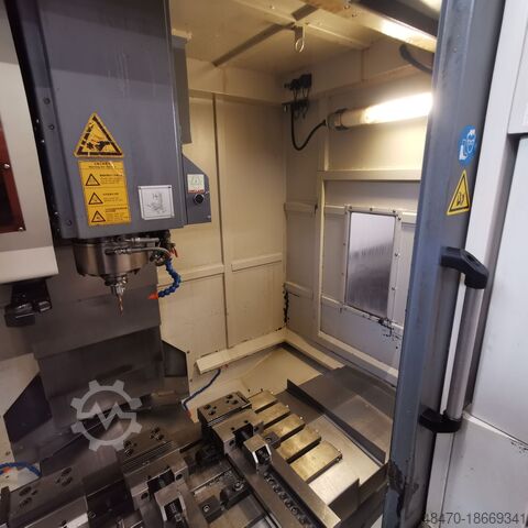 3 achiges Bearbeitungszentrum AKIRA SEIKI V2.5XP