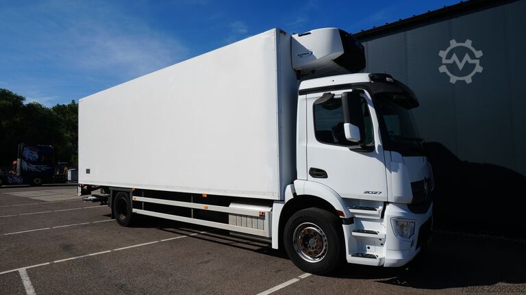 Refrigerated/frozen transport Mercedes-Benz Antos 2027 frigo truck with CARRIER SUPRA 850