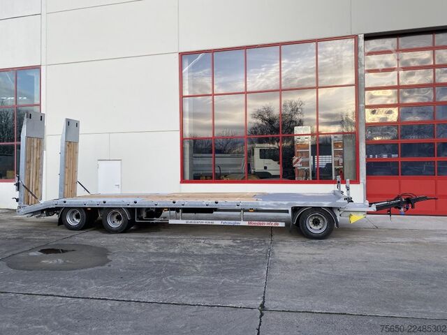 Low loader trailer Möslein T 3-8,20 P VB H1 Blatt  3 Achs Tieflader mit gerader Ladefläche 8,10 m, Neufahrzeug