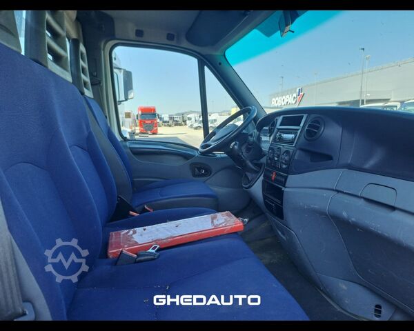 Kleinbus IVECO 35C15 - CASSONE + GRU