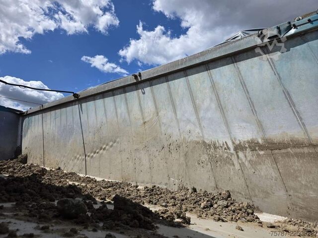 Tipper semitrailer WIELTON ca 49 cbm Getreidekipper Unfall mit Kornschieber