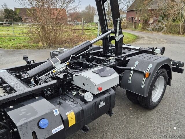 Telehoist load lugger van Fuso 3C15 Duonic Aut.City Abrollkipper AHK 3.5T