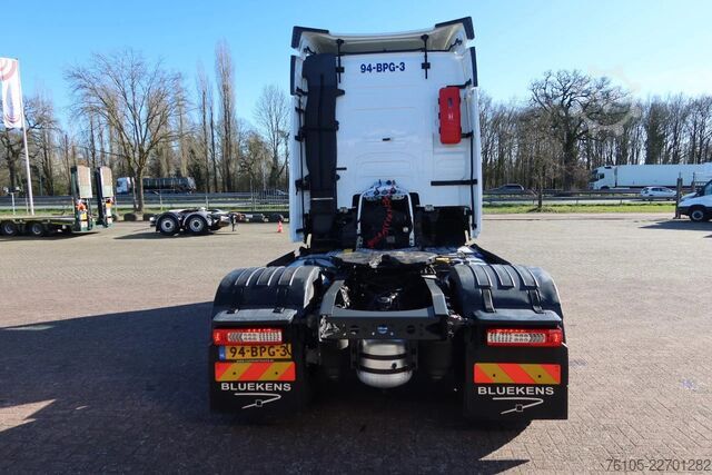 Standard tractor Volvo FH 420 Holland Truck