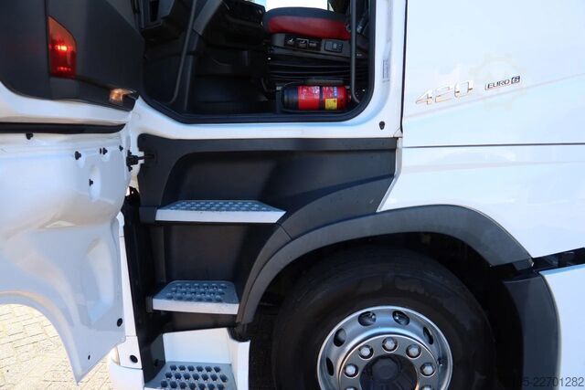 Standard tractor Volvo FH 420 Holland Truck